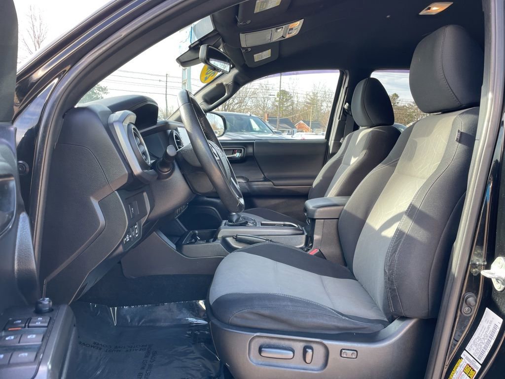 Used 2021 Toyota Tacoma TRD Sport w/ Technology Package image 4