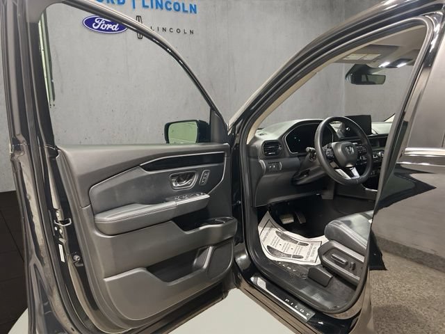 Used 2025 Honda Pilot EX-L image 11