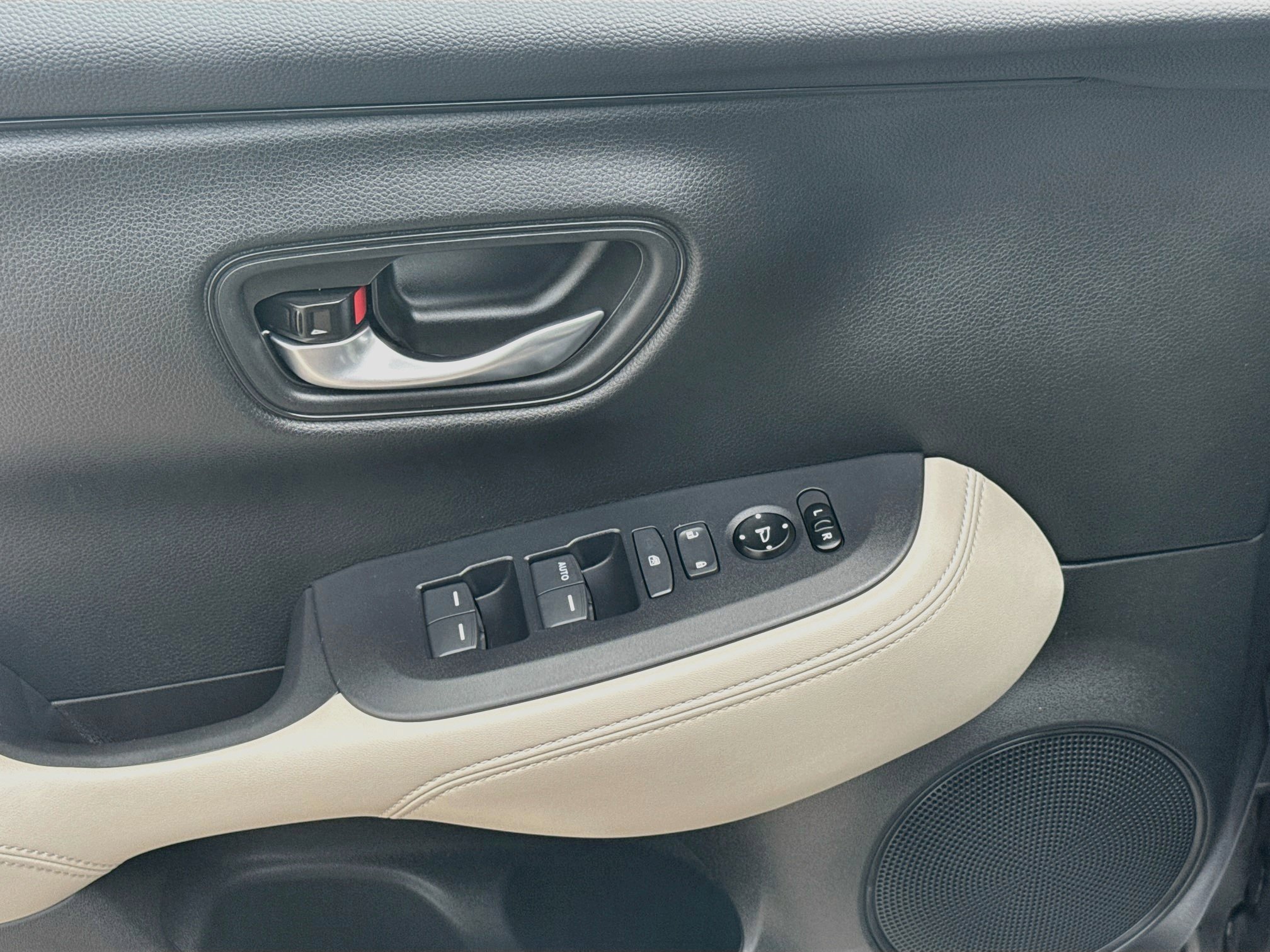 Used 2025 Honda HR-V LX image 14