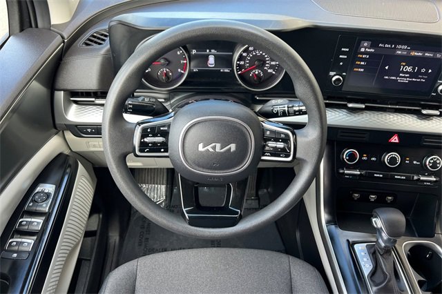 Used 2023 Kia Carnival LX image 18