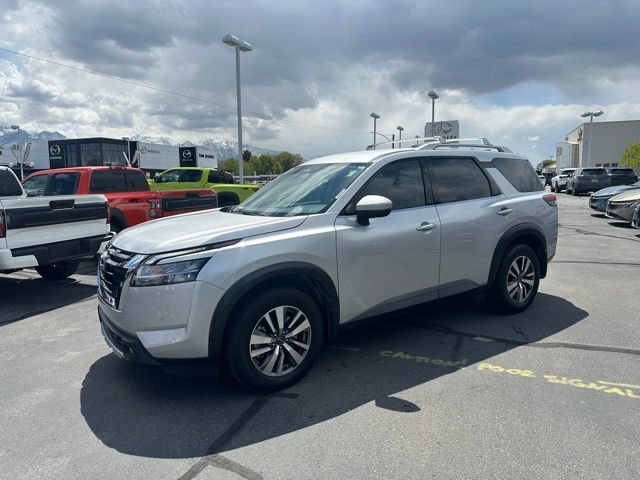 Used 2023 Nissan Pathfinder SL AWD/4WD image 6