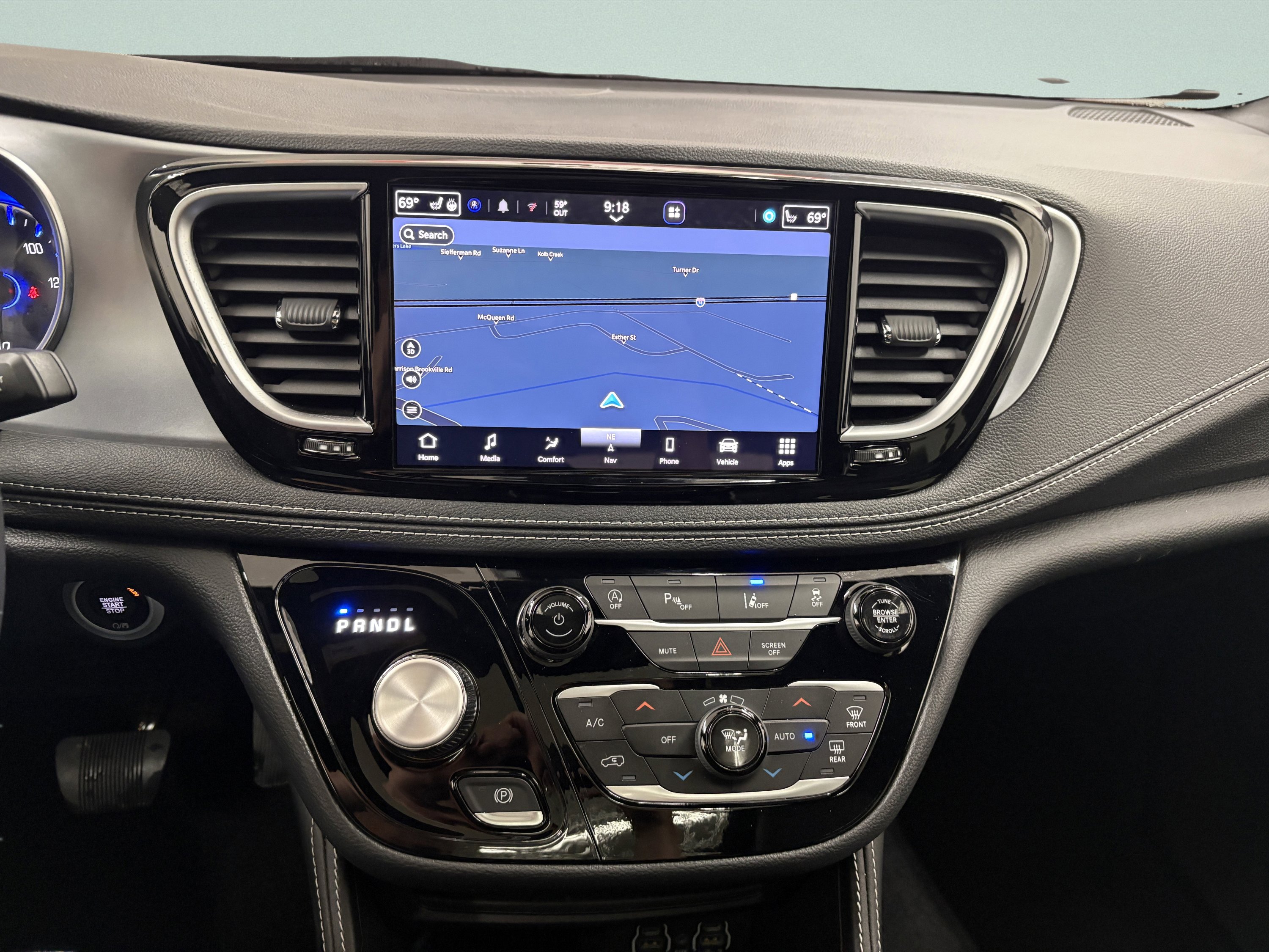 Used 2025 Chrysler Pacifica Limited image 14