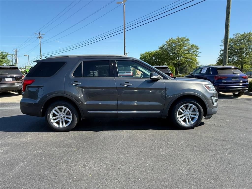 Used 2017 Ford Explorer XLT image 2