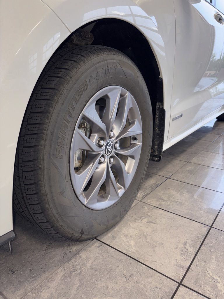 Used 2021 Toyota Sienna XLE AWD/4WD image 3