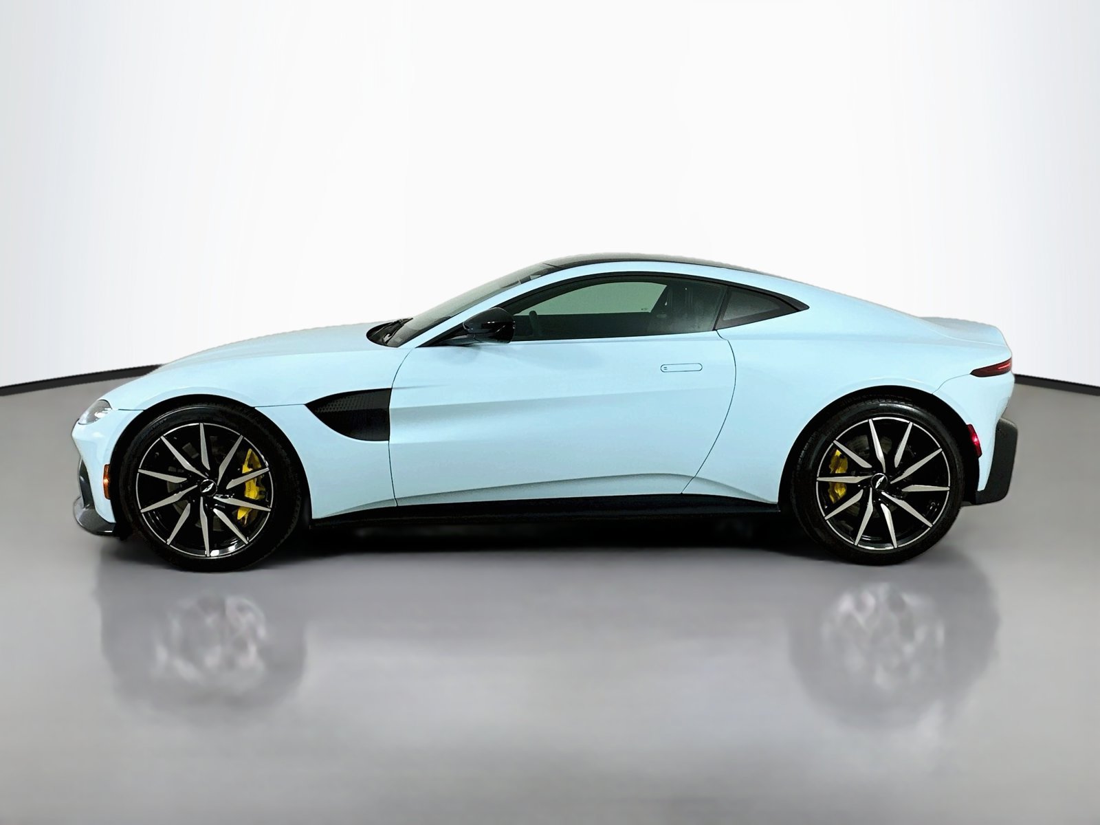 Used 2019 Aston Martin V8 Vantage Coupe RWD image 8