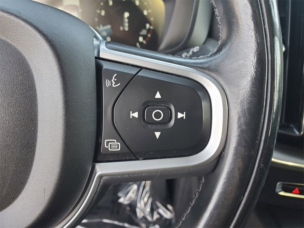 Used 2019 Volvo XC60 T5 Momentum w/ Multimedia Package image 6