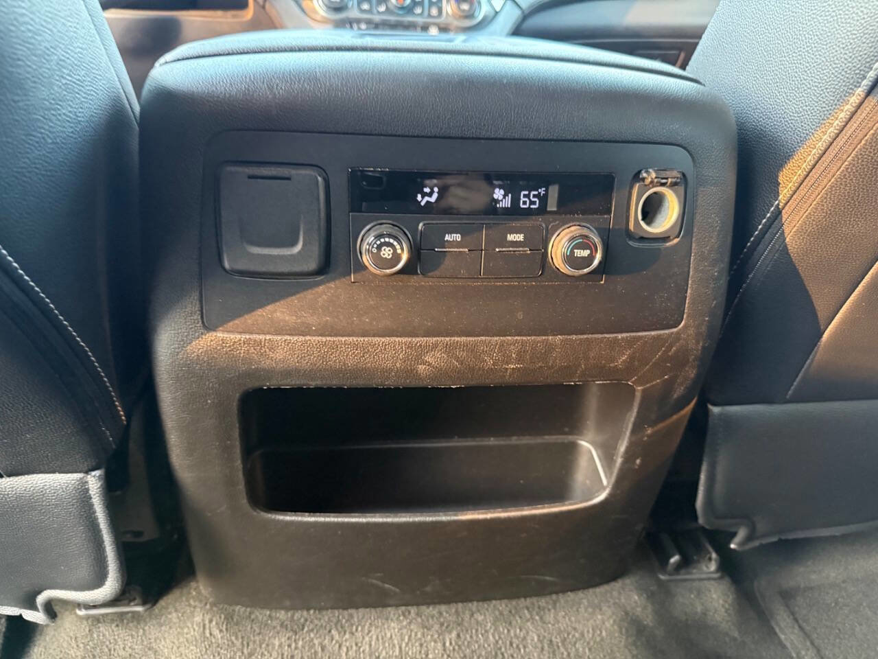 Used 2016 Chevrolet Suburban LS RWD image 21