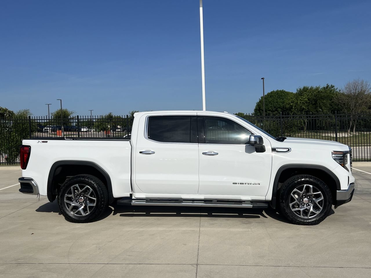 Used 2025 GMC Sierra 1500 SLT AWD/4WD image 3