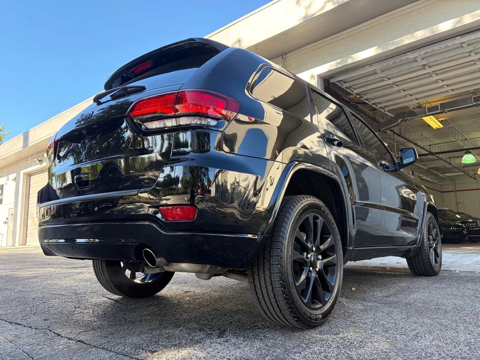 Used 2021 Jeep Grand Cherokee Laredo X image 12