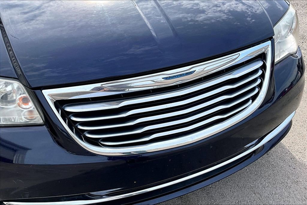 Used 2014 Chrysler Town & Country Touring FWD image 24