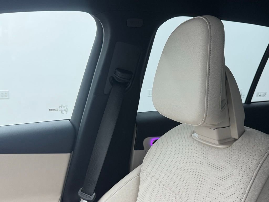 Used 2025 Mercedes-Benz GLC 300 4MATIC image 50