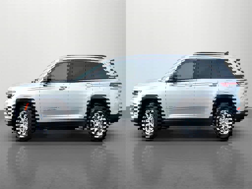 Used 2024 Jeep Grand Cherokee Laredo X image 3