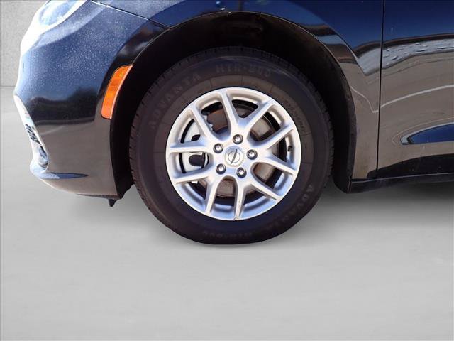 Used 2024 Chrysler Pacifica Touring-L FWD image 7