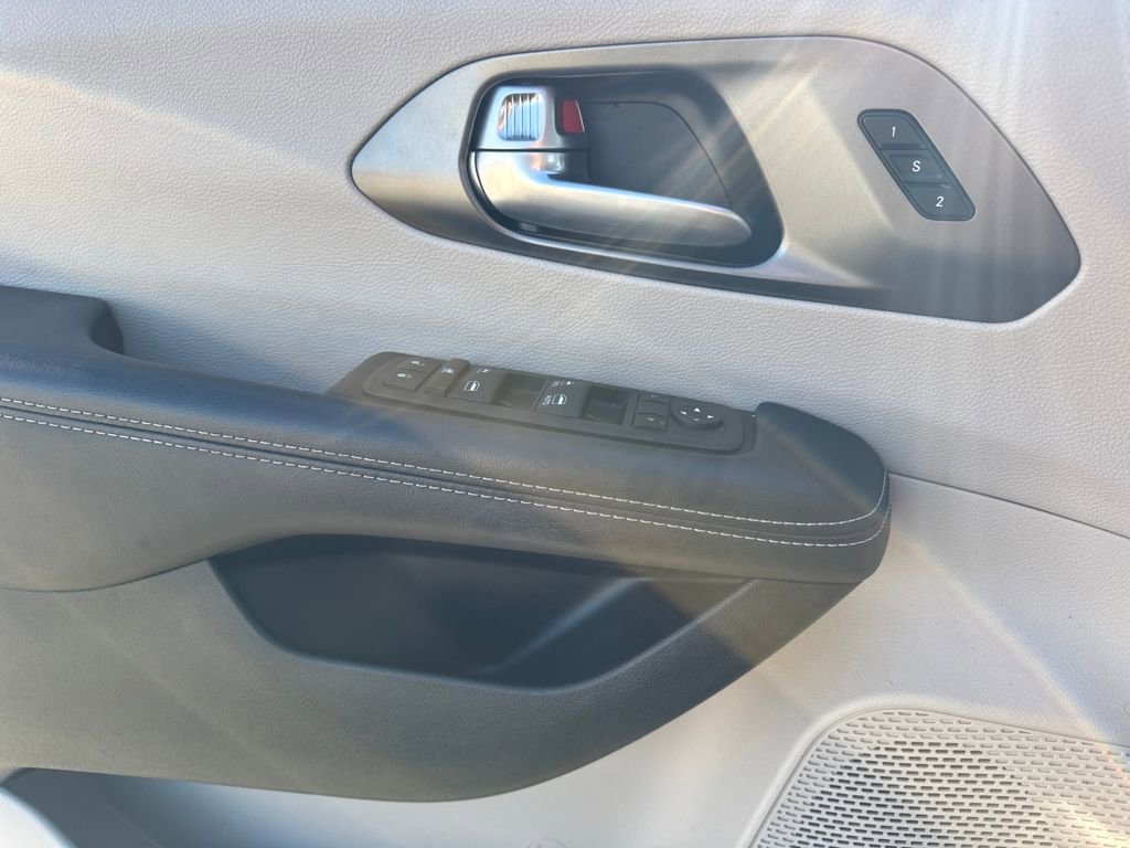 Used 2024 Chrysler Pacifica Touring-L image 12