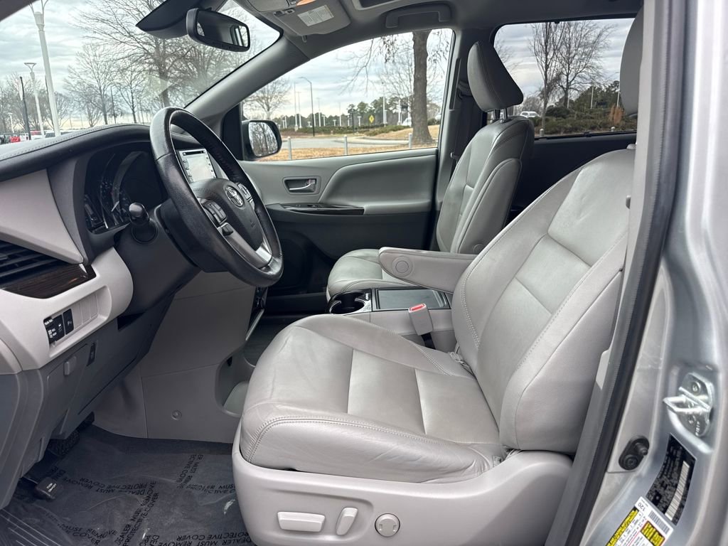 Used 2019 Toyota Sienna XLE image 13