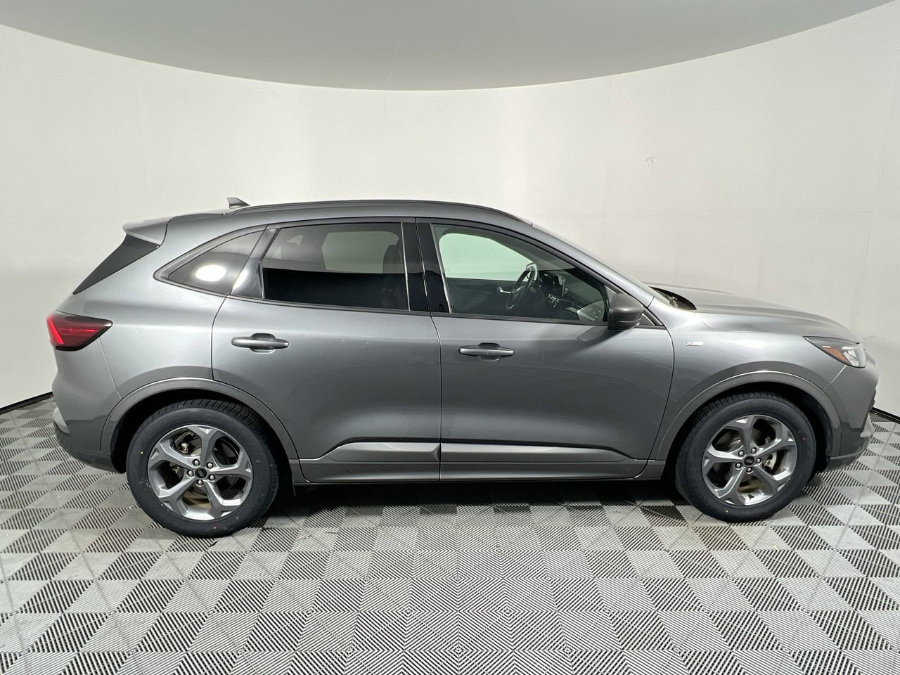 Used 2023 Ford Escape ST-Line FWD image 2