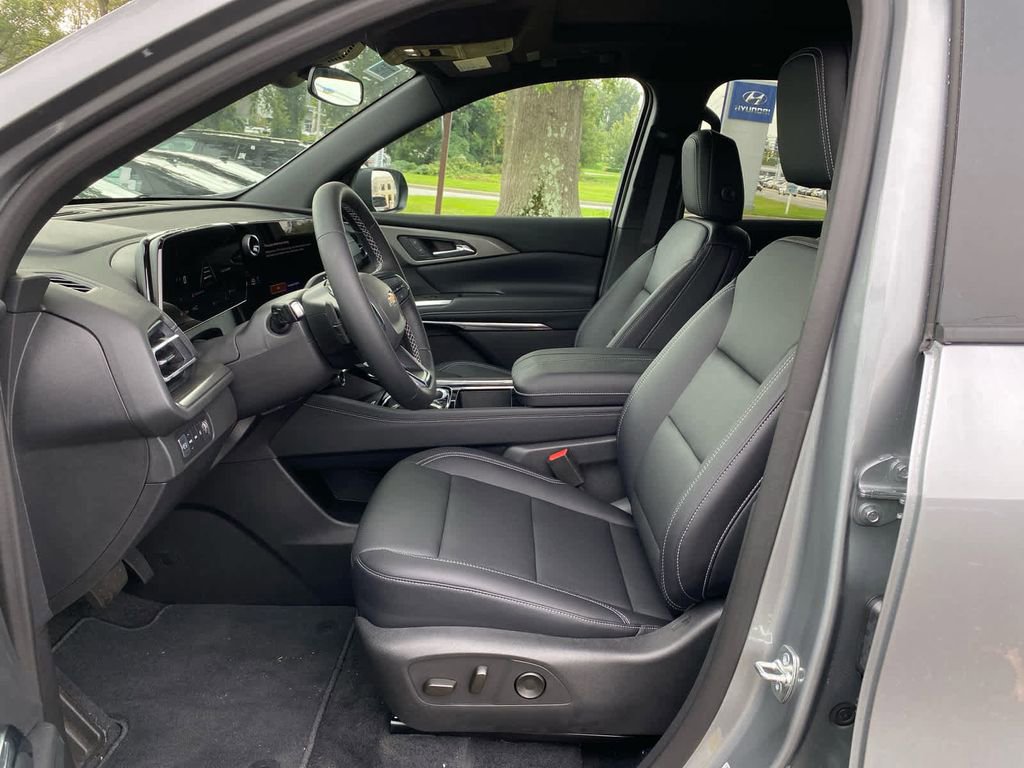 New 2025 Chevrolet Traverse LT w/ Sun and Wheel Package image 11