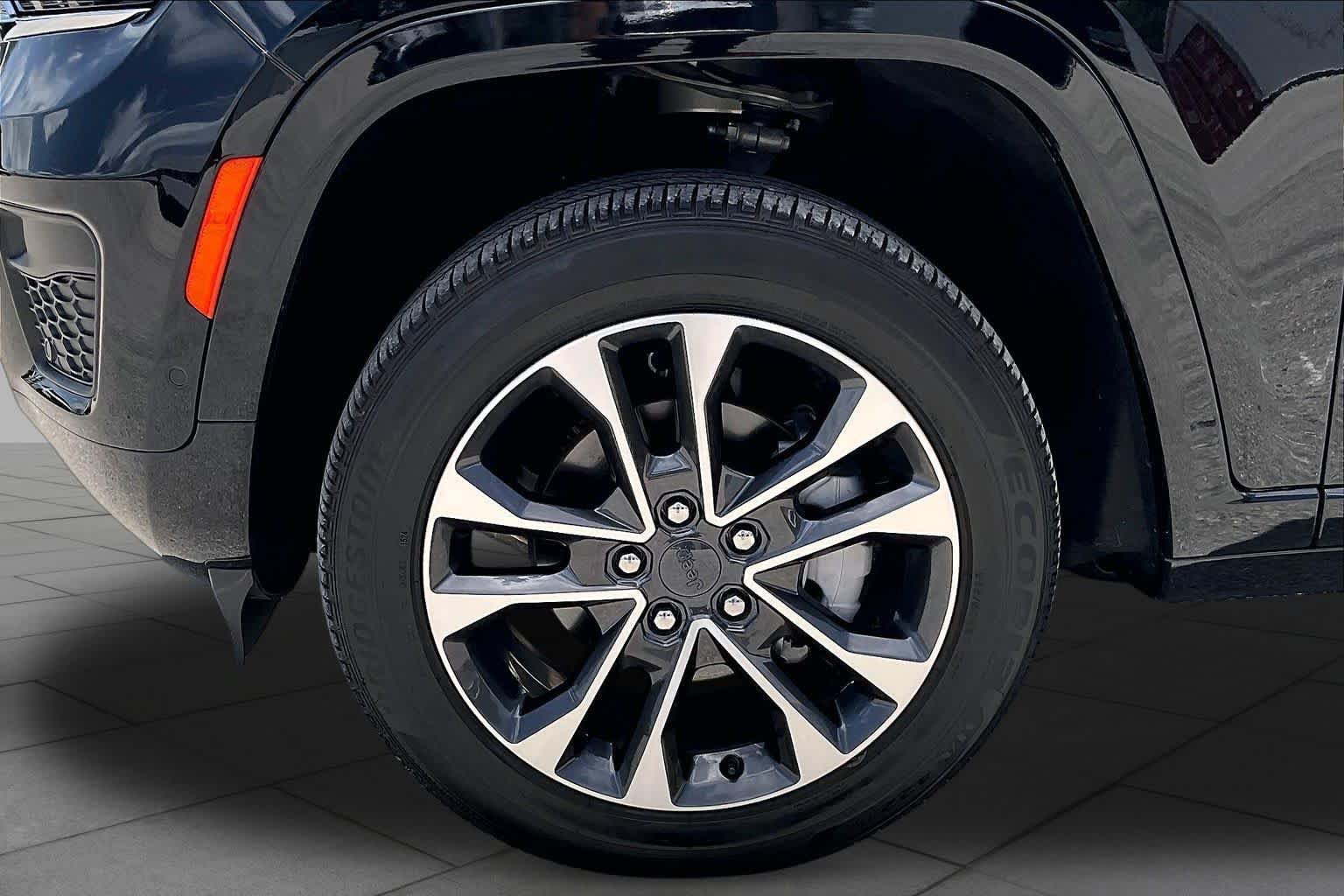 Used 2024 Jeep Grand Cherokee Overland w/ Luxury Tech Group IV AWD/4WD image 10