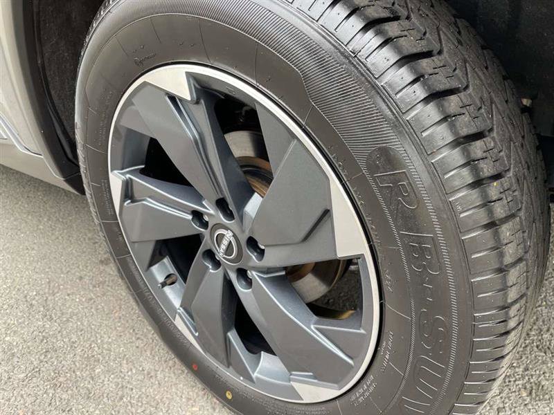 Used 2024 Nissan Rogue SV image 42