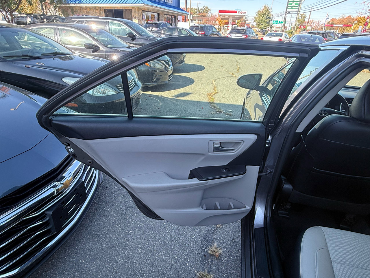 Used 2017 Toyota Camry SE image 25