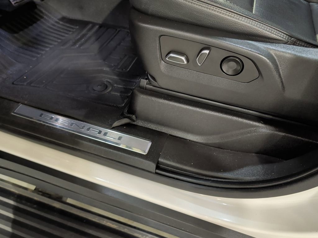 Used 2022 GMC Yukon XL Denali w/ Denali Premium Package image 13