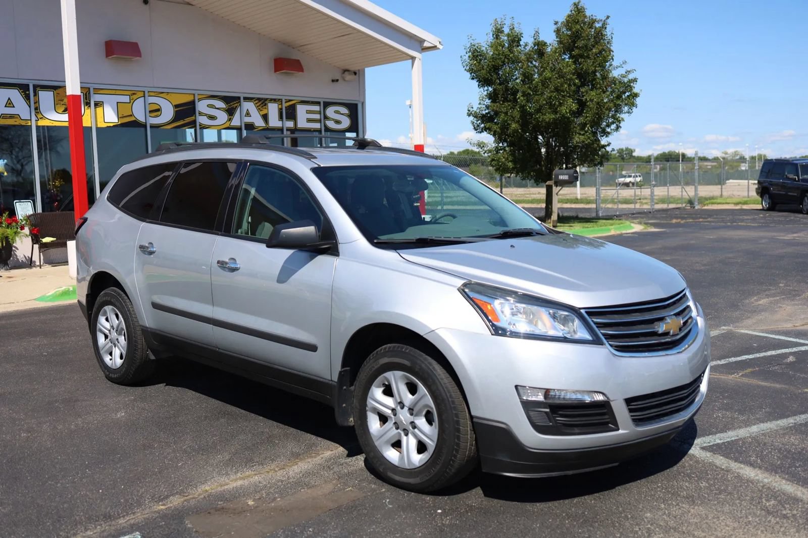 Used 2017 Chevrolet Traverse LS FWD image 3