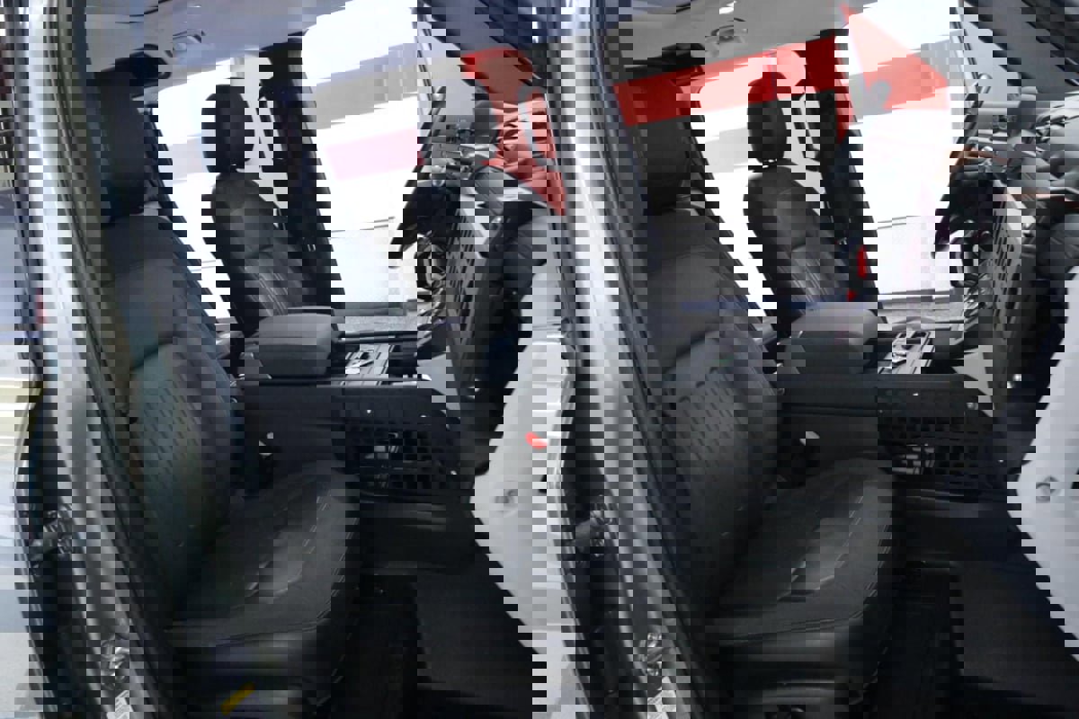 Used 2020 Land Rover Defender 110 SE image 28