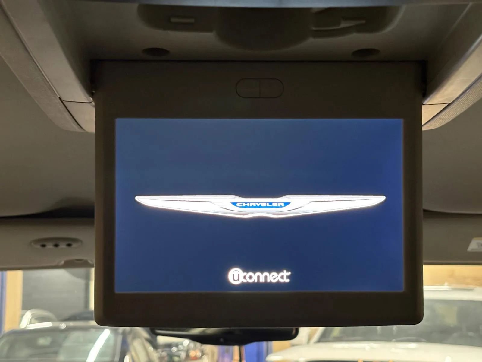 Used 2015 Chrysler Town & Country Touring-L w/ Driver Convenience Group image 16