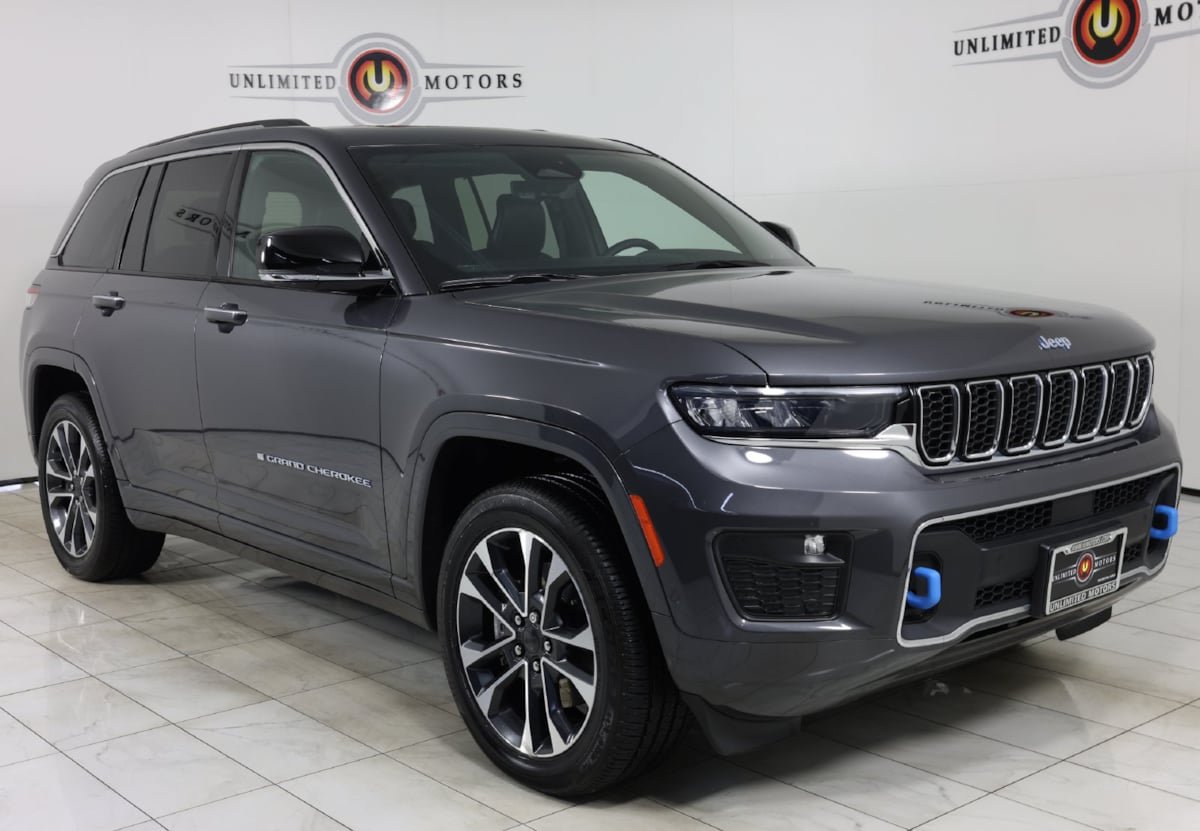 Used 2023 Jeep Grand Cherokee Overland w/ Luxury Tech Group IV AWD/4WD image 35