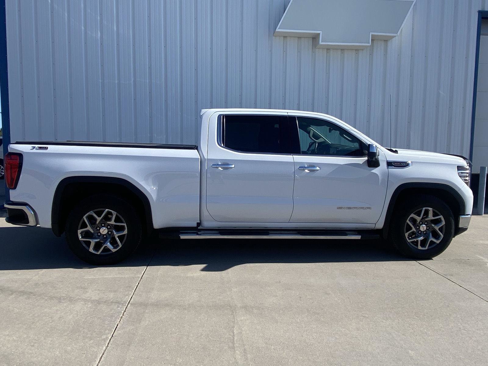 Used 2023 GMC Sierra 1500 SLT w/ SLT Premium Package AWD/4WD image 4
