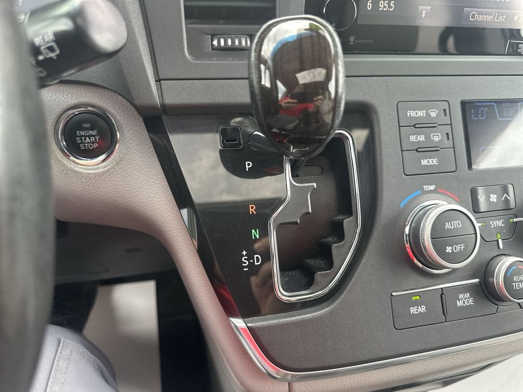 Used 2015 Toyota Sienna XLE Premium AWD/4WD image 26