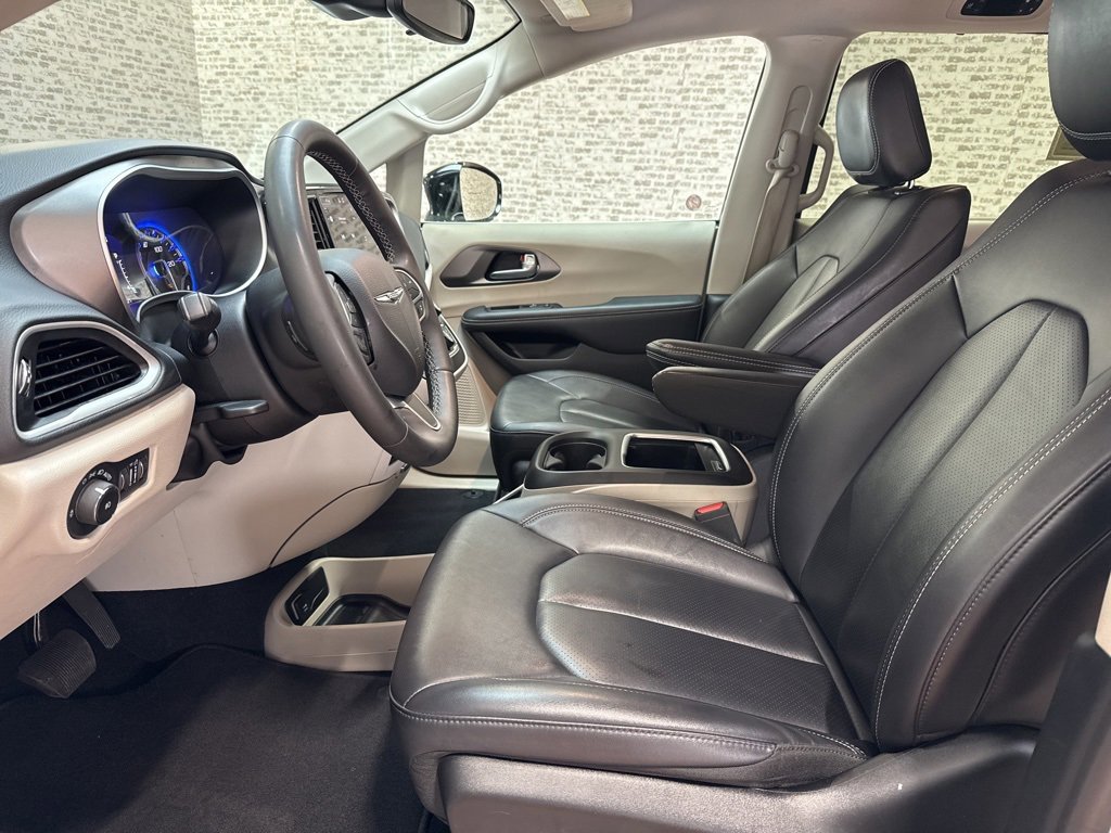 Used 2024 Chrysler Pacifica Touring-L image 15