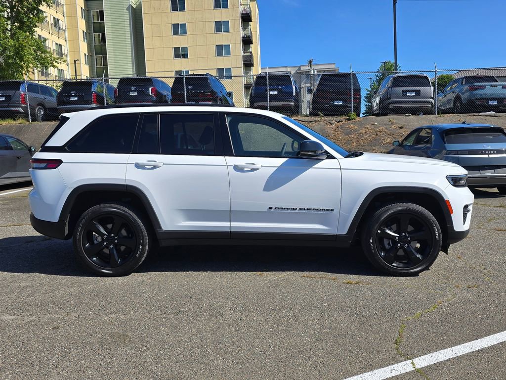 Used 2023 Jeep Grand Cherokee Altitude AWD/4WD image 9
