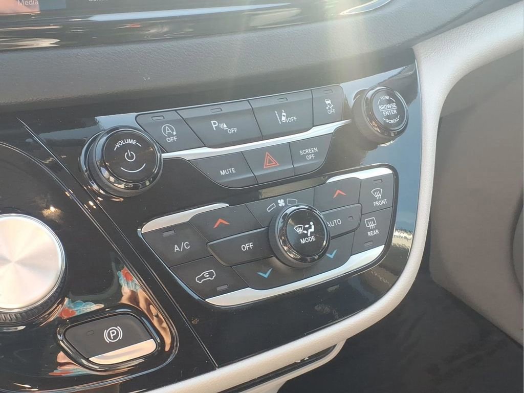 Used 2024 Chrysler Pacifica Touring-L FWD image 9