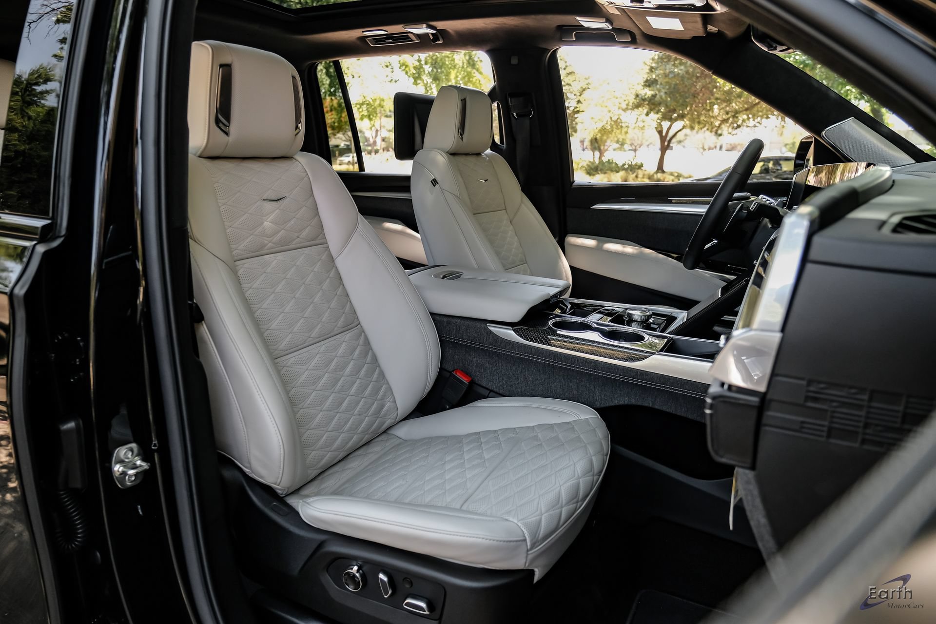 Used 2026 Cadillac Escalade ESV V w/ LPO, ONYX Package AWD/4WD image 52