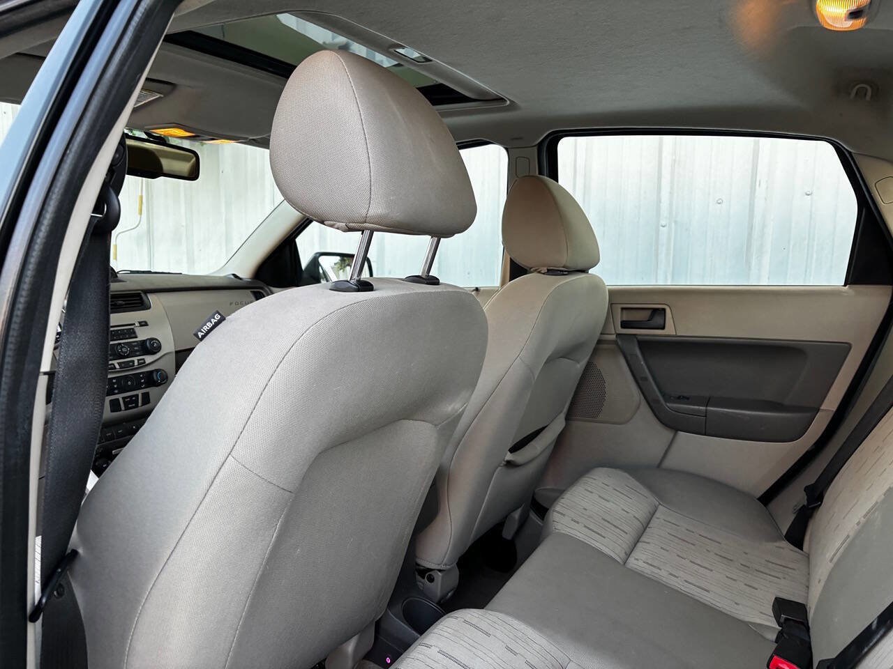 Used 2010 Ford Focus SE image 13