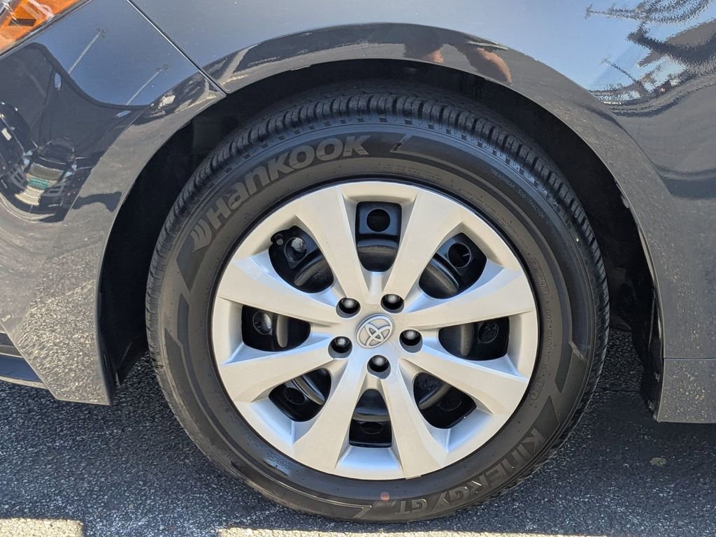 Used 2025 Toyota Corolla LE image 28