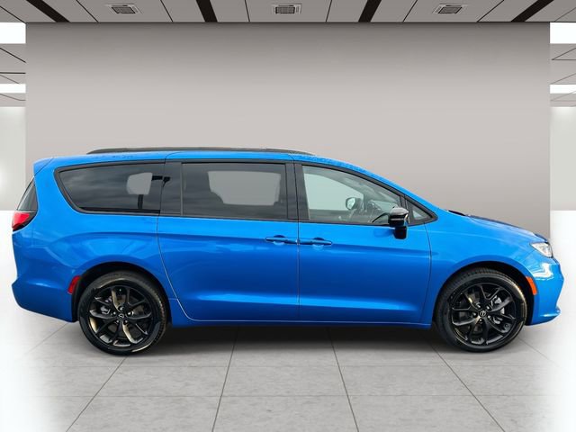 New 2026 Chrysler Pacifica Select w/ S Appearance Package AWD/4WD image 2