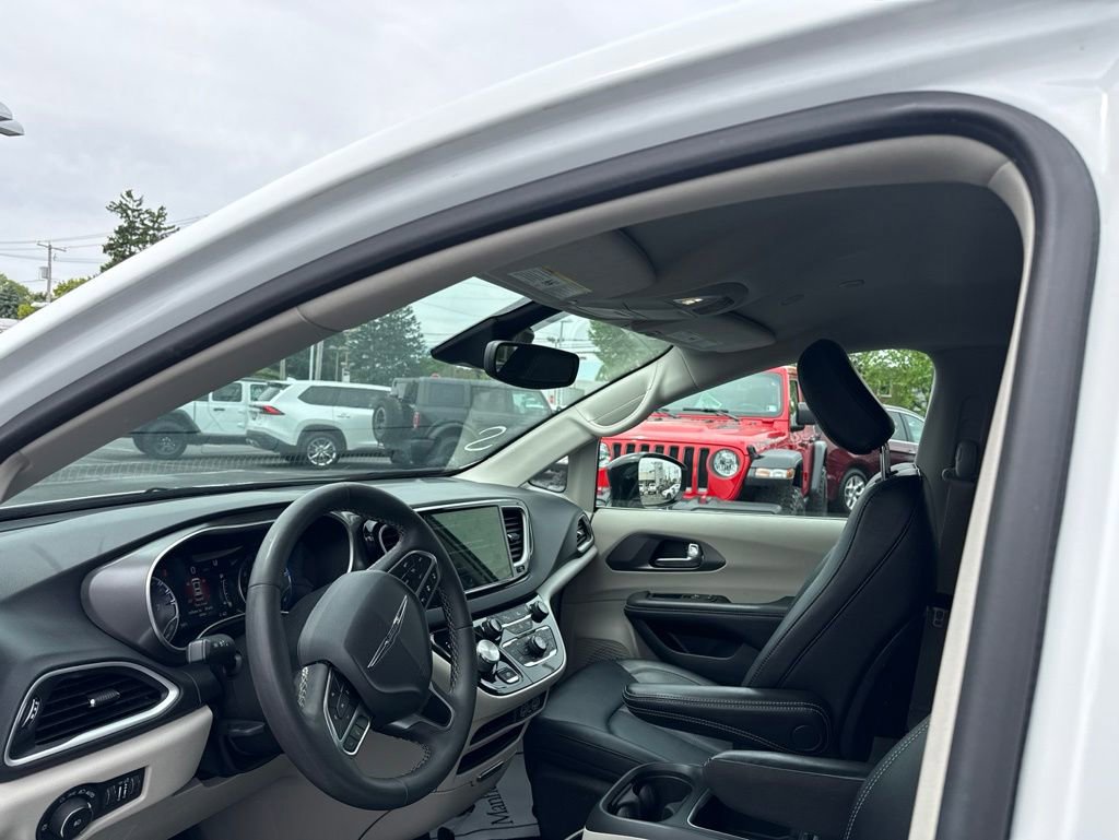 Used 2024 Chrysler Pacifica Touring-L FWD image 8