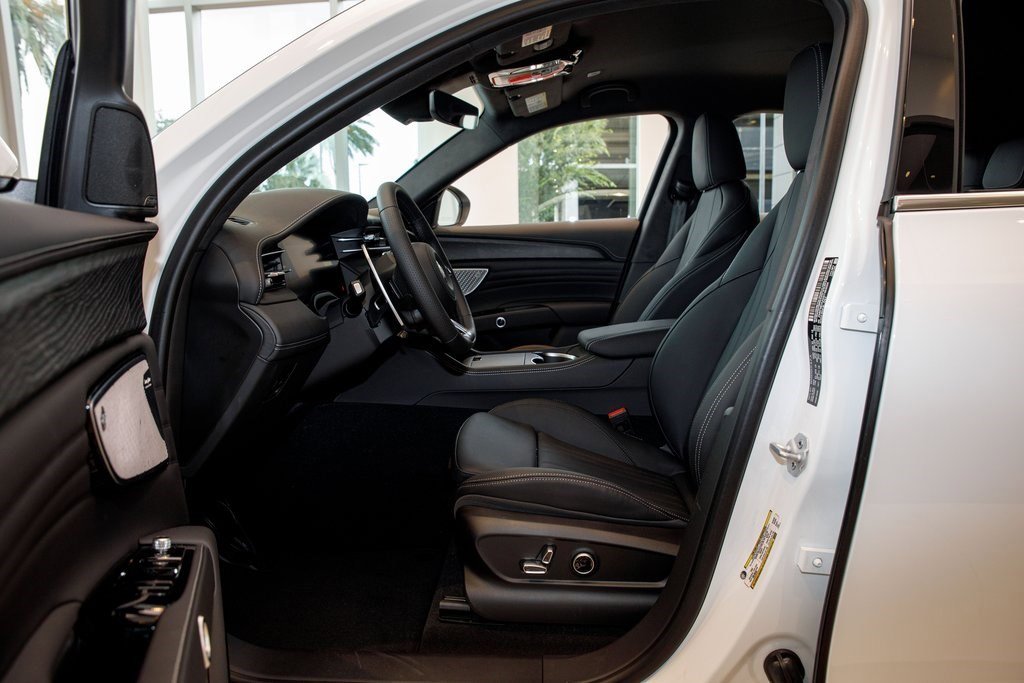 New 2025 Maserati Grecale GT image 18