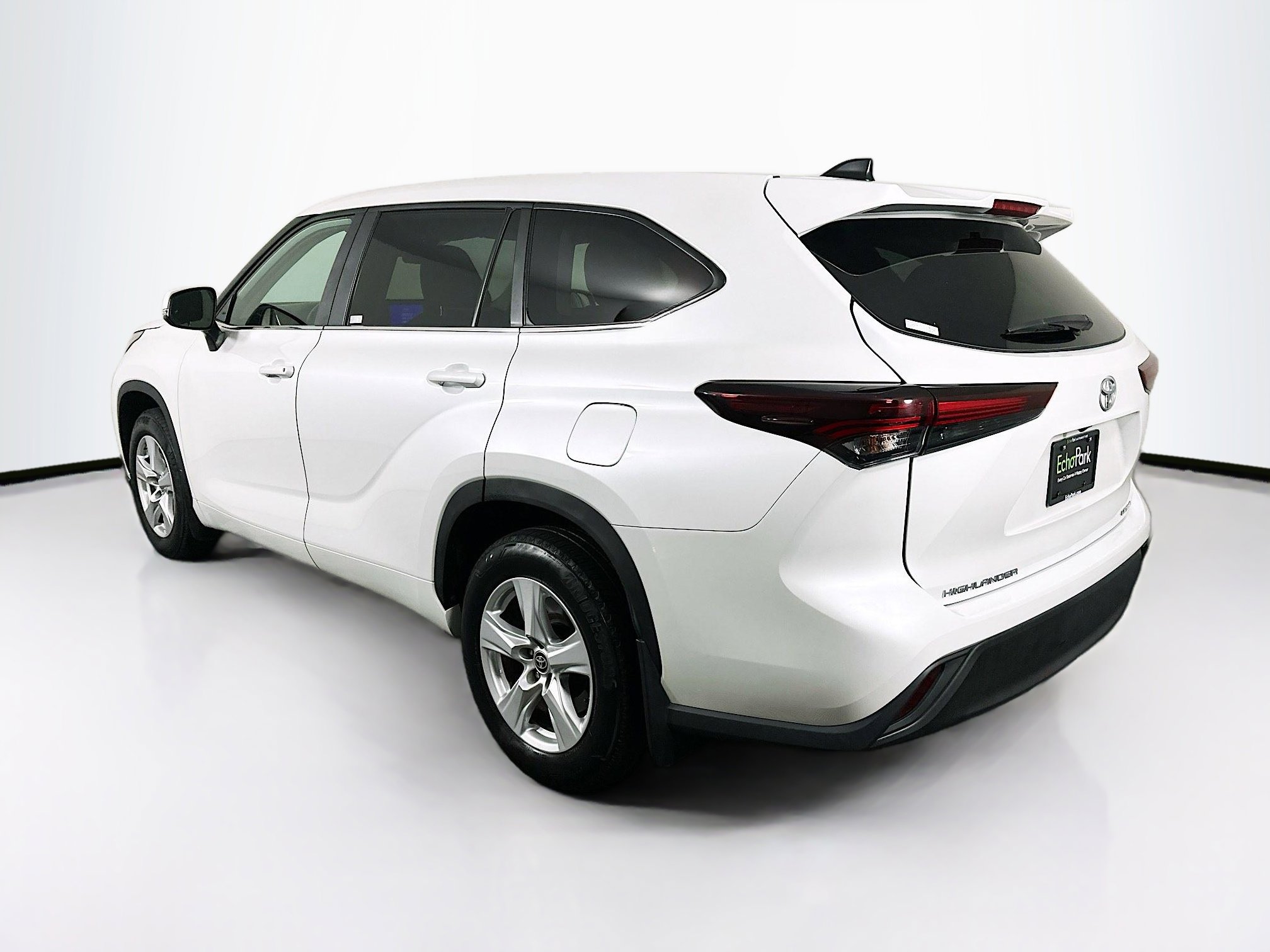 Used 2024 Toyota Highlander LE image 5