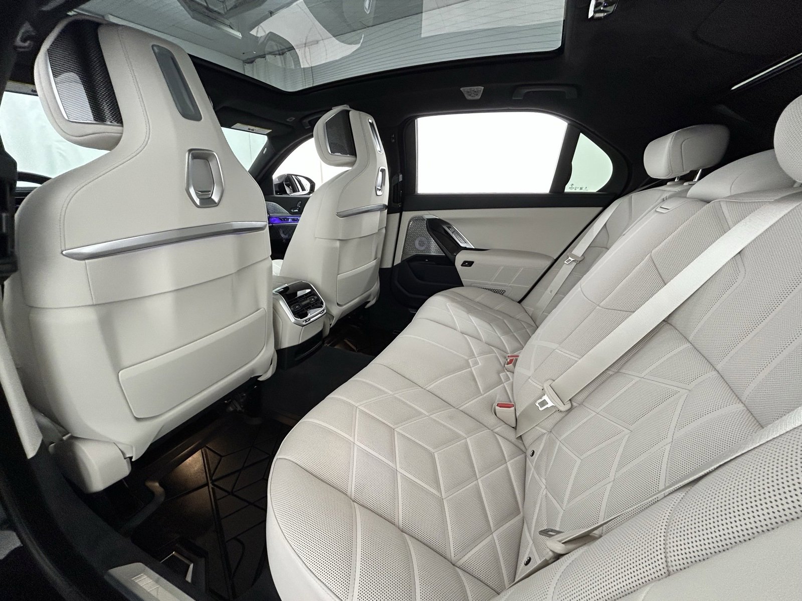 Used 2025 BMW 760i xDrive w/ Premium Package image 32