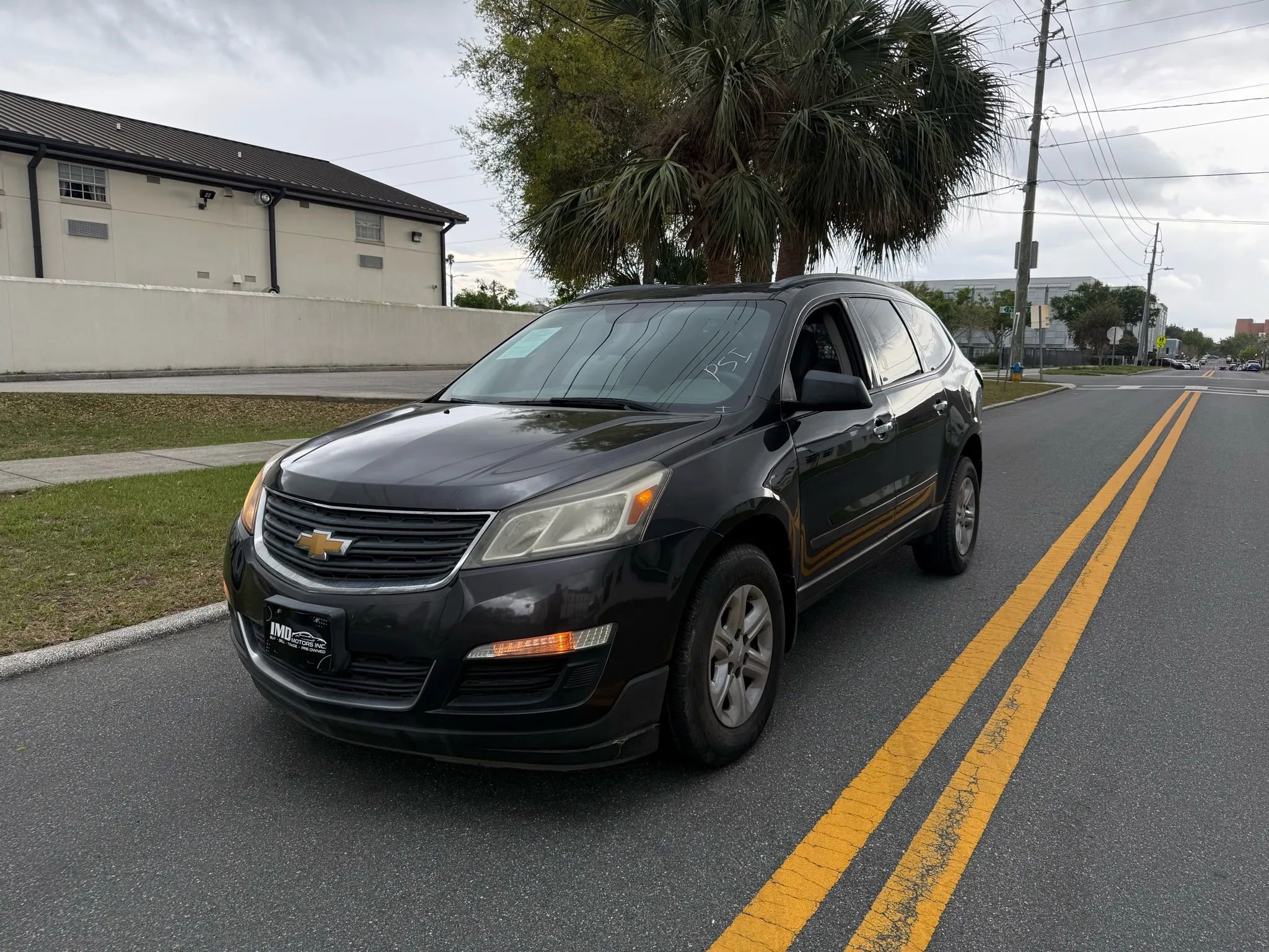 Used 2017 Chevrolet Traverse LS FWD image 2