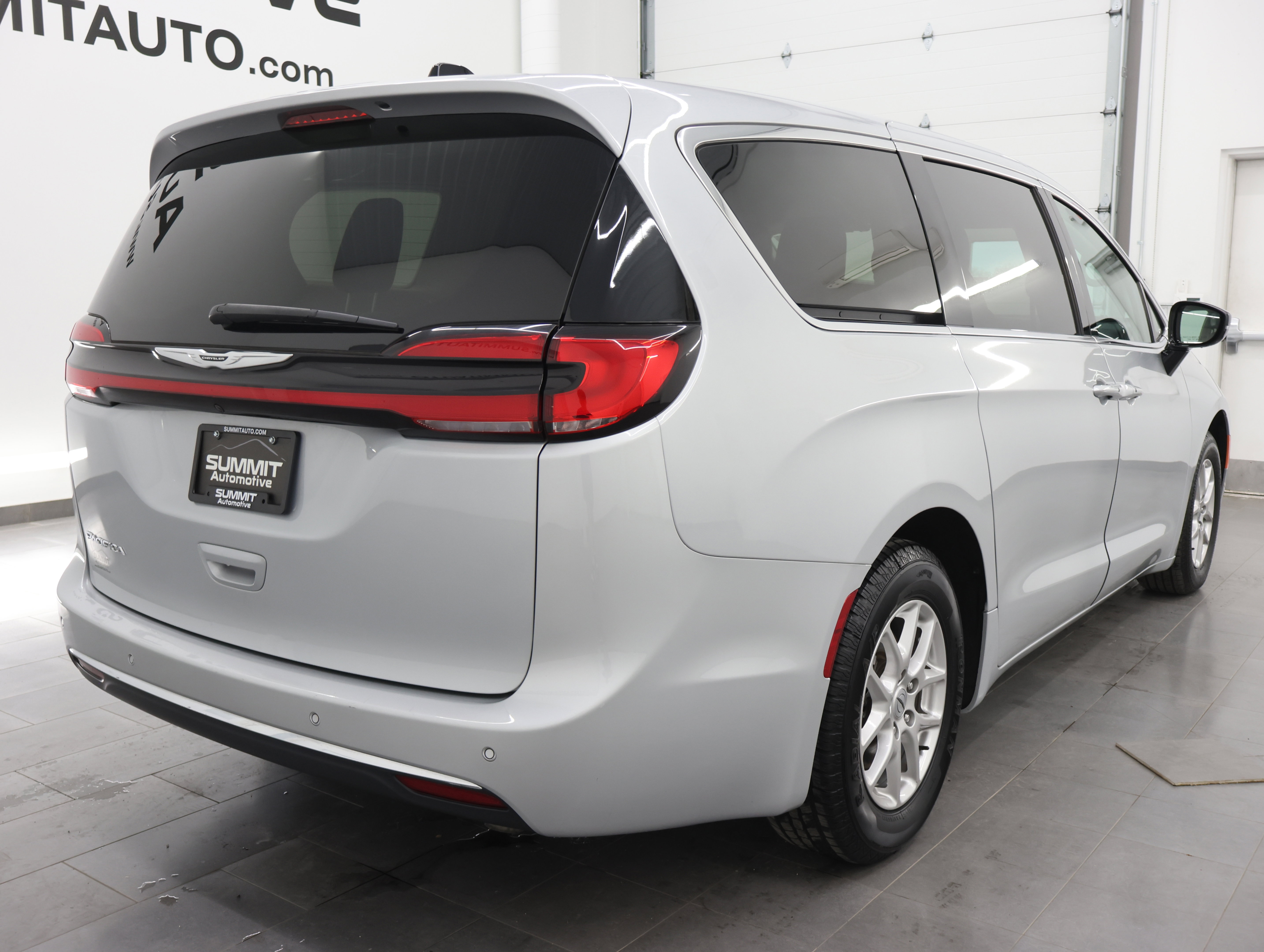 Used 2024 Chrysler Pacifica Touring-L FWD image 5
