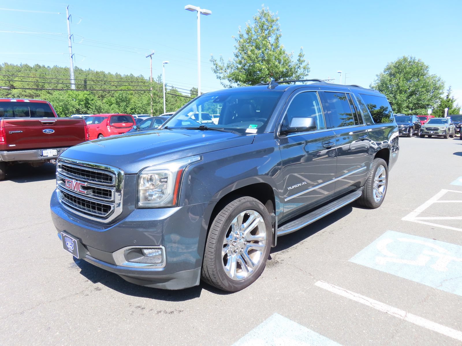 Used 2020 GMC Yukon XL SLT w/ Premium Edition AWD/4WD image 3