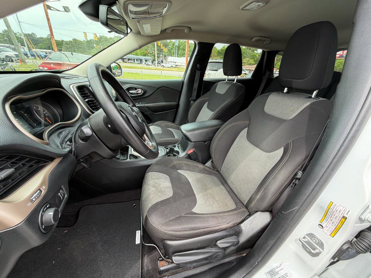 Used 2016 Jeep Cherokee Sport image 23