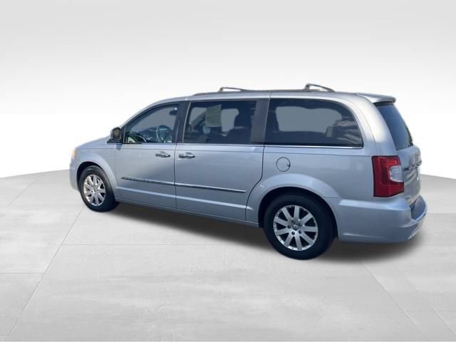 Used 2012 Chrysler Town & Country Touring-L w/ Entertainment Group #2 FWD image 11