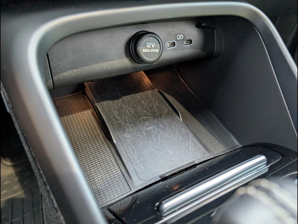 Used 2022 Volvo XC40 P8 Recharge Plus image 18