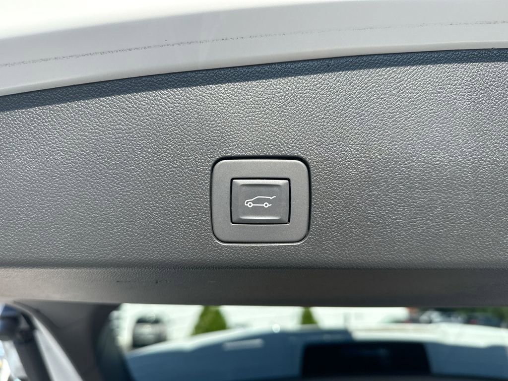 Used 2025 Buick Encore GX Avenir w/ Avenir Technology Package FWD image 19