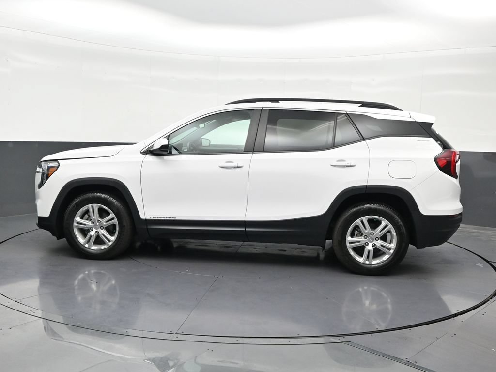 Used 2024 GMC Terrain SLE w/ Driver Convenience Package FWD image 2